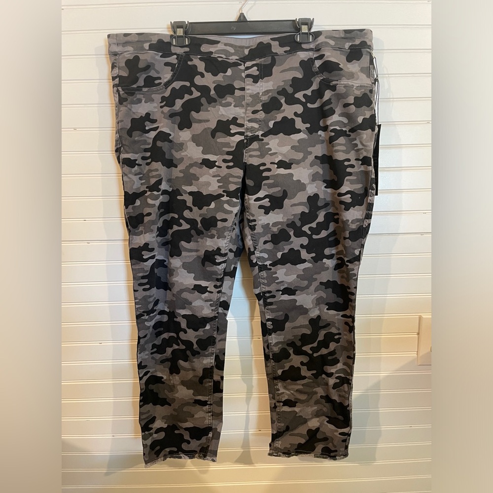 NWT Diane Gilman DG2 Black and Gray Reversible Camo Jeans.      Size:  22W